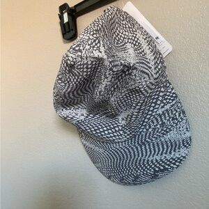 LULULEMON BALLER HAT RUN NWT ONE SIZE- gray design